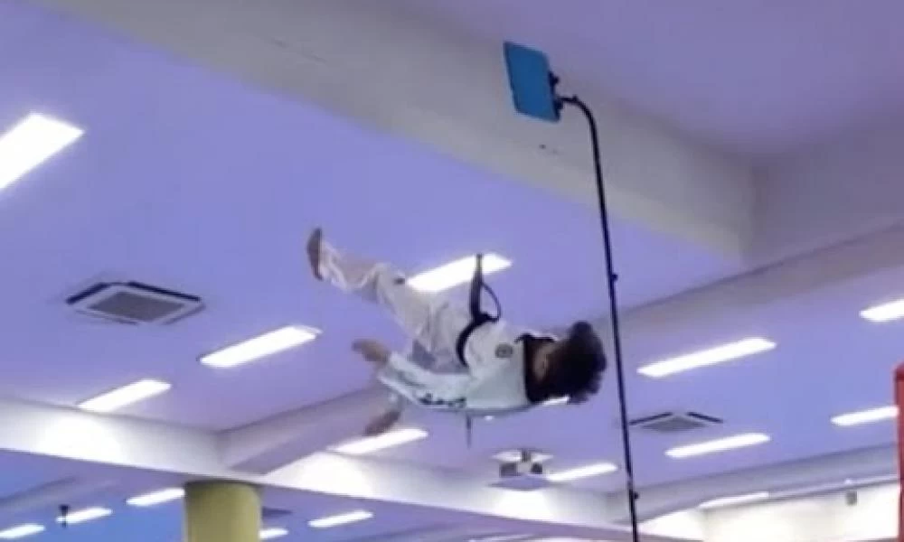 Σχεδόν "πετάει": Επίδειξη ικανοτήτων από αθλητή Τάε κβον ντο